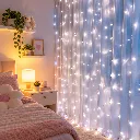 Rincón acogedor con luces de hadas.webp