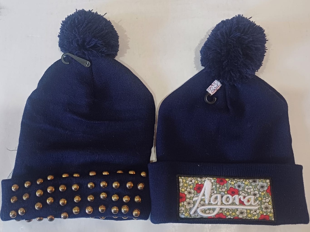 GORRO ADULTO C/TACHAS O ETIQUETA Y POMPON